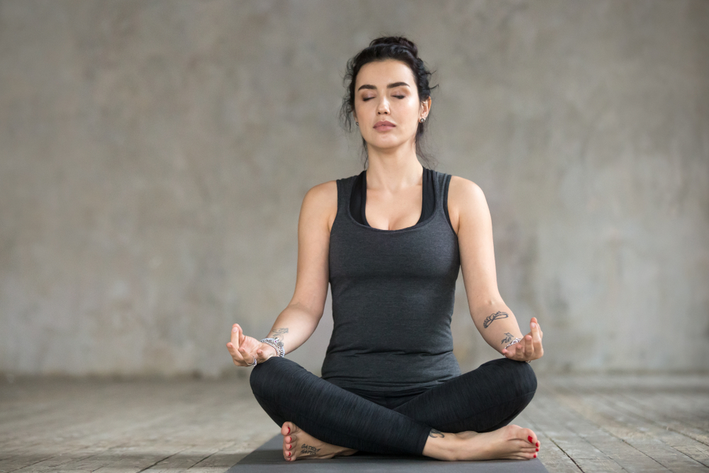 sukhasana posturas de yoga para principiantes
