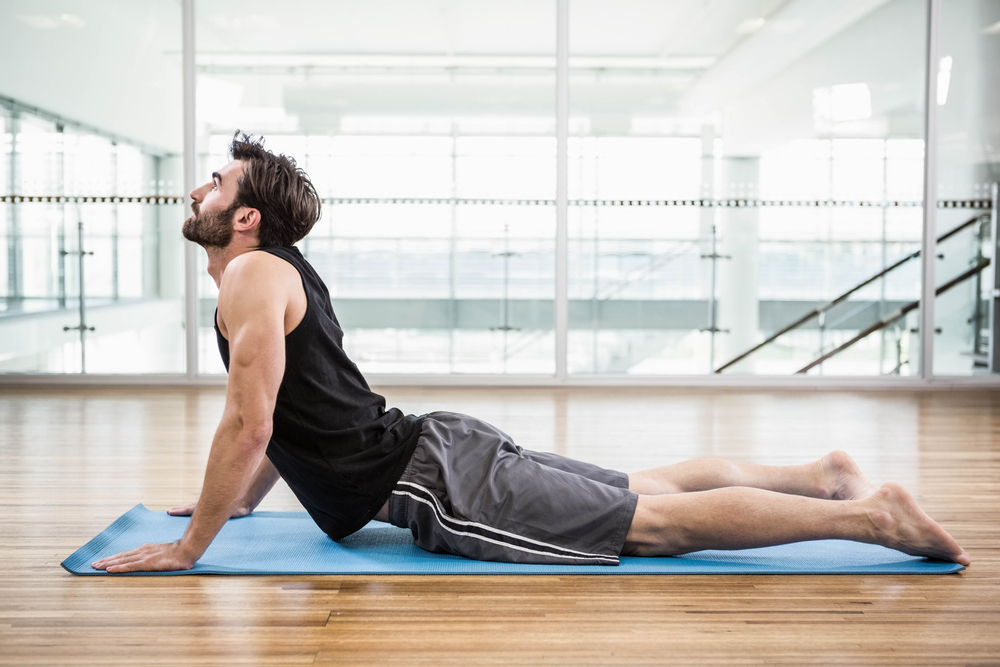 hombre deportista realizando postura de yoga para evitar lesiones