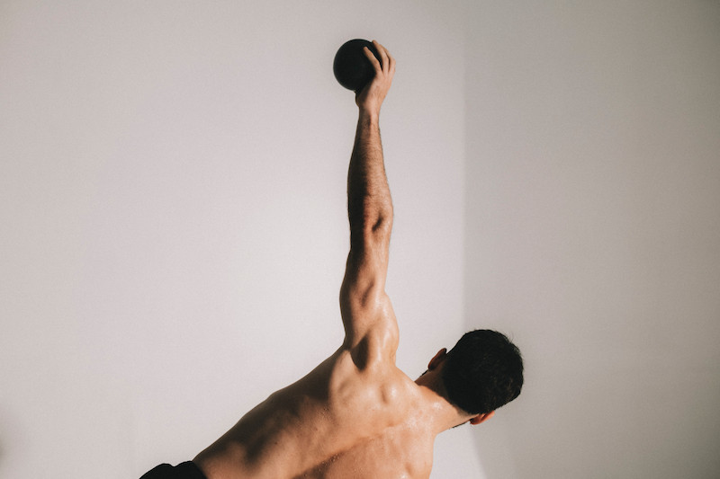 Hombre practicando pilates de fuerza como complemento al yoga