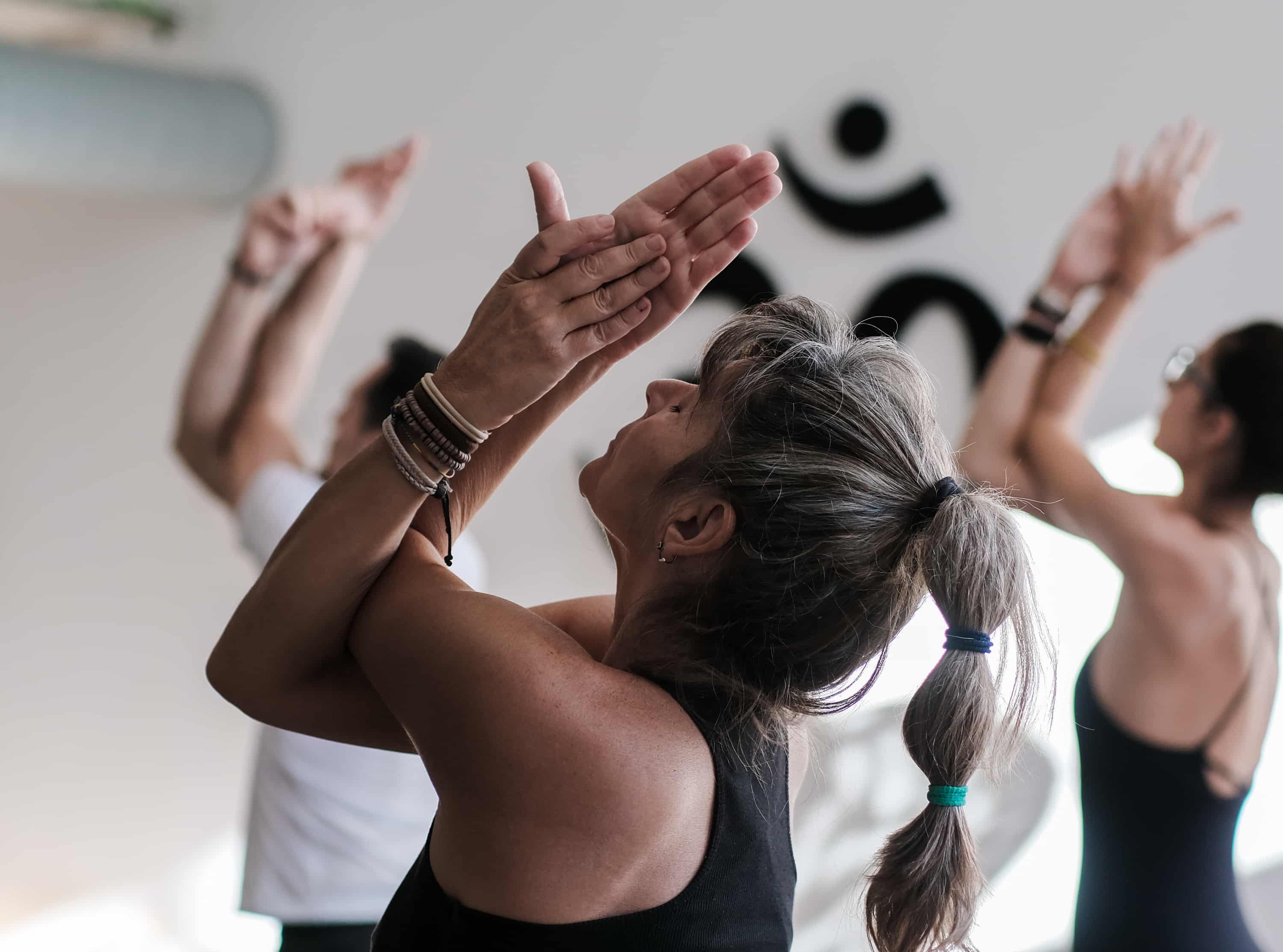 Mujer practicando yoga y respiración consciente para desconectar de las pantallas.