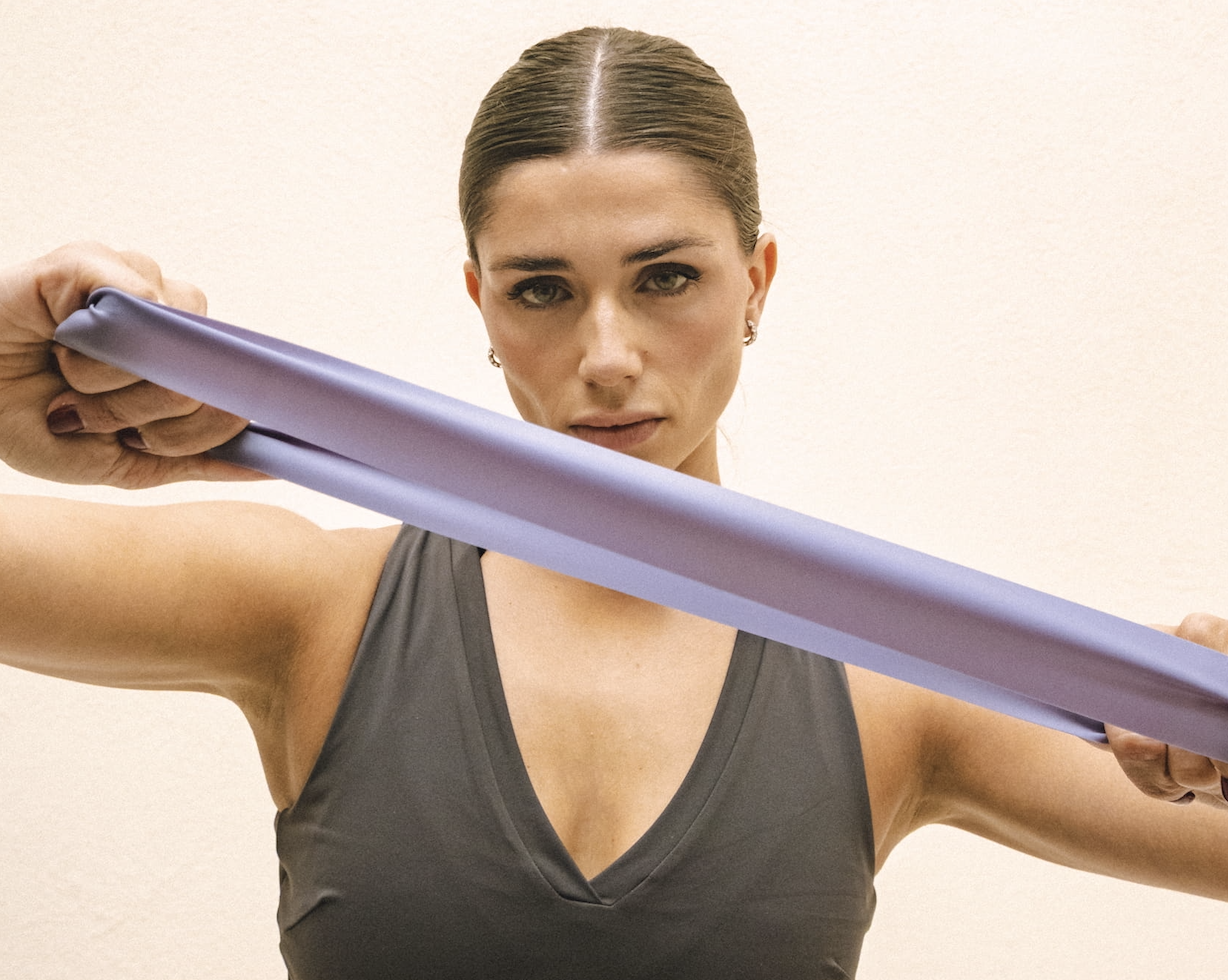 Ejercicio de Pilates Strength con banda elástica en YogaOne
