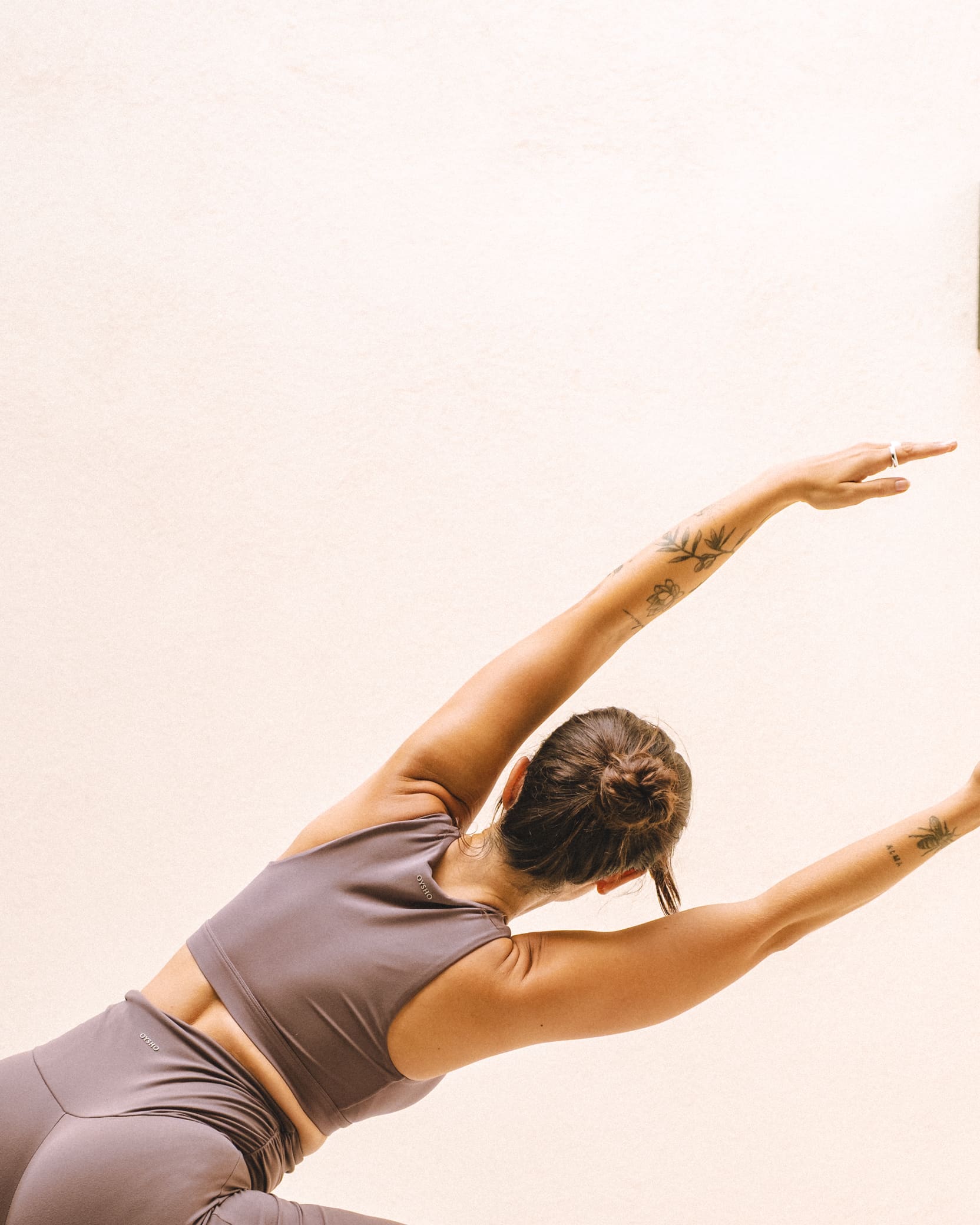 Mujer practicando una postura de yoga de movilidad y apertura corporal